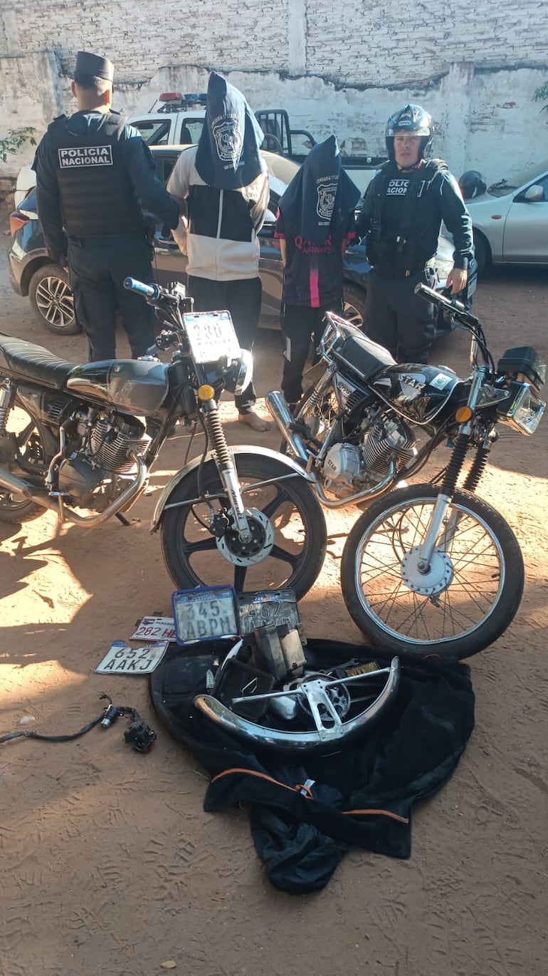 Las dos motocicletas recuperadas por los agentes de la comisaría 17° Central.