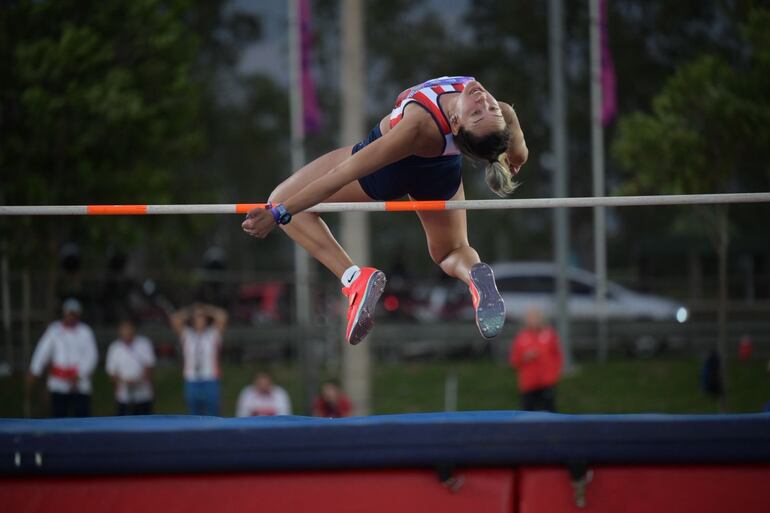 Ana Paula Argüello durante su salto alto de 1,60 metros del heptatlón.