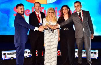 Lucio Benítez y Herminia Delgado junto a sus hijos Walter, Edith Bettina y Lucio (h).