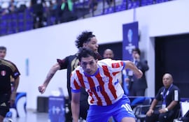 Arnaldo Báez avanza en el juego que Paraguay perdió con Perú.