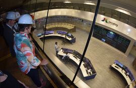 La directora ejecutiva del Fondo Monetario Internacional (FMI) Kristalina Georgieva, observa la sala de control de operaciones de la central paraguayo/brasileña Itaipú (foto de archivo)