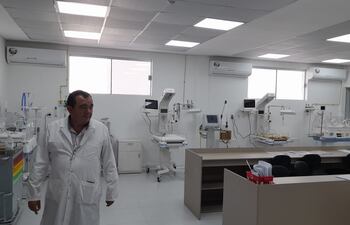 El director del Hospital Regional de Pilar, doctor Ramón Salinas, recorre la sala de neonatología del Materno Infantil.