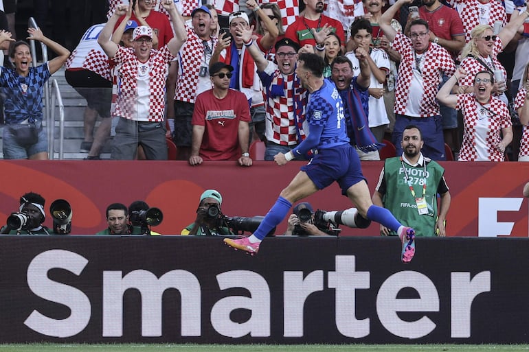 El croata Ivan Perišić celebra tras anotar el gol del 0-1 durante el partido de dieciseisavos de final de la Copa Mundial de la FIFA 2026 entre Portugal y Croacia, en Toronto, Canadá.