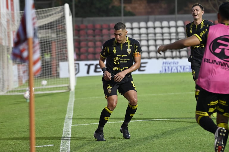 Wilfrido Báez, futbolista de Recoleta FC, celebra un gol en el partido frente a San Lorenzo por la cuarta fecha del torneo Apertura 2026 de la Primera División de Paraguay en el estadio Gunther Vogel, en San Lorenzo, Paraguay.