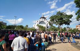 Fieles durante una misa en la Basílica de la Virgen de Caacupé.
