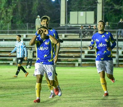 Willian "Nani" Santander festeja el tanto ganador, perseguido por Fabián Ovejero y Richart Ortiz Páez. (Foto: Encarnación FC)