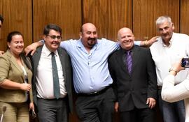 Ex diputados liberales, leales al cartismo; María de las Nieves López, Enrique Mineur, Edgar Ortíz, Manuel Trinidad y Hugo Capurro.