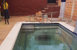 Un adulto mayor que trabajaba como albañil murió ayer luego de caer a una piscina en Mariano Roque Alonso. Se presume que se desvaneció cuando estaba sobre la escalera y cayó al agua.