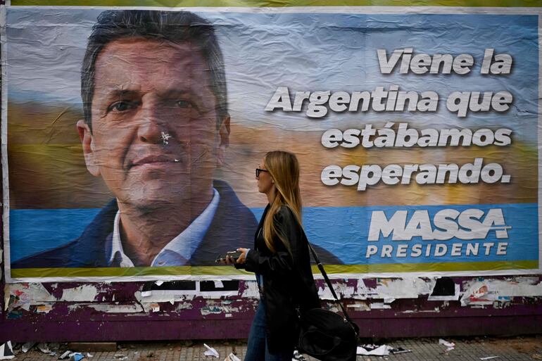 Una mujer camina frente a un cartel con la imagen de Sergio Massa en Buenos Aires, el miércoles.
