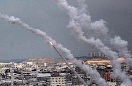 Cohetes lanzados desde Gaza van rumbo a Israel. Al menos 14 proyectiles fueron lanzados desde esta franja por segunda jornada consecutiva y respondidos por bombardeos israelíes, lo que provocó el pico de violencia en la zona.