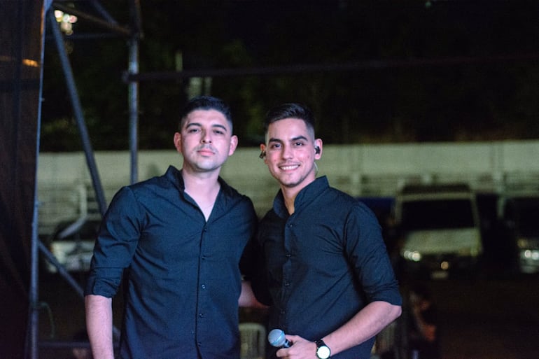 El grupo Alma Guaraní representa con entusiasmo la tradición de la música paraguaya.