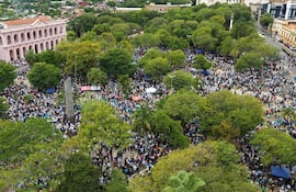 Multitudinaria marcha de los gremios que protestan contra el proyecto de reforma de la Caja Fiscal.