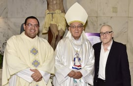 Padre Héctor Fariña, arzobispo Edmundo Valenzuela y Nicolás Latourette Bo.