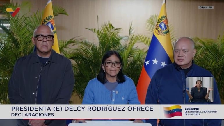 Captura de video de una transmisión del canal estatal Venezolana de Televisión (VTV) de la presidenta encargada de Venezuela, Delcy Rodríguez (c), acompañada por el presidente de la Asamblea Nacional (AN) Jorge Rodríguez (i) y el ministro del Interior Diosdado Cabello durante una declaración tras los dos terremotos de magnitud 7,5 y 7,2 ocurridos en una zona del centro del país, en Caracas (Venezolana). EFE