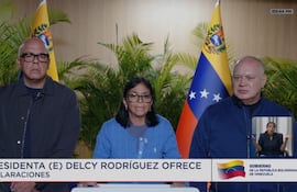 Captura de video de una transmisión del canal estatal Venezolana de Televisión (VTV) de la presidenta encargada de Venezuela, Delcy Rodríguez (c), acompañada por el presidente de la Asamblea Nacional (AN) Jorge Rodríguez (i) y el ministro del Interior Diosdado Cabello durante una declaración tras los dos terremotos de magnitud 7,5 y 7,2 ocurridos en una zona del centro del país, en Caracas (Venezolana).