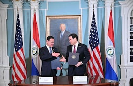 El secretario de Estado de EE. UU., Marco Rubio, y el canciller paraguayo Rubén Ramírez Lezcano se estrechan la mano tras firmar un memorando de entendimiento sobre cooperación nuclear civil estratégica en la Sala de Tratados del Departamento de Estado en Washington D. C.