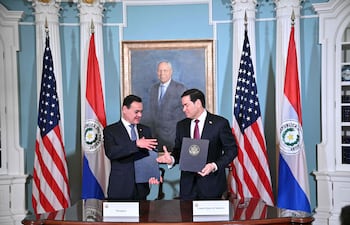 El secretario de Estado de EE. UU., Marco Rubio, y el canciller paraguayo Rubén Ramírez Lezcano se estrechan la mano tras firmar un memorando de entendimiento sobre cooperación nuclear civil estratégica en la Sala de Tratados del Departamento de Estado en Washington D. C.