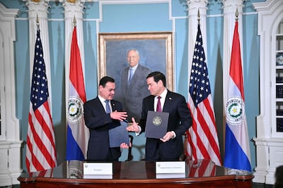 El secretario de Estado de EE. UU., Marco Rubio, y el canciller paraguayo Rubén Ramírez Lezcano se estrechan la mano tras firmar un memorando de entendimiento sobre cooperación nuclear civil estratégica en la Sala de Tratados del Departamento de Estado en Washington D. C.