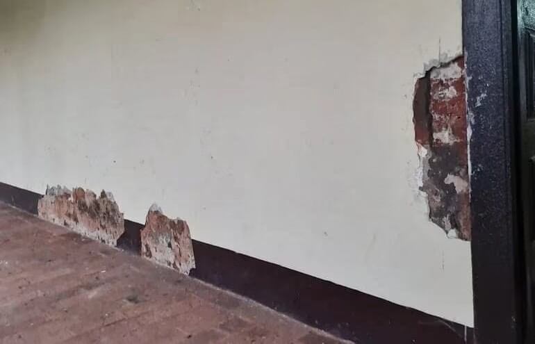 Las paredes del templo presentan desprendimientos del revoque en varios sectores