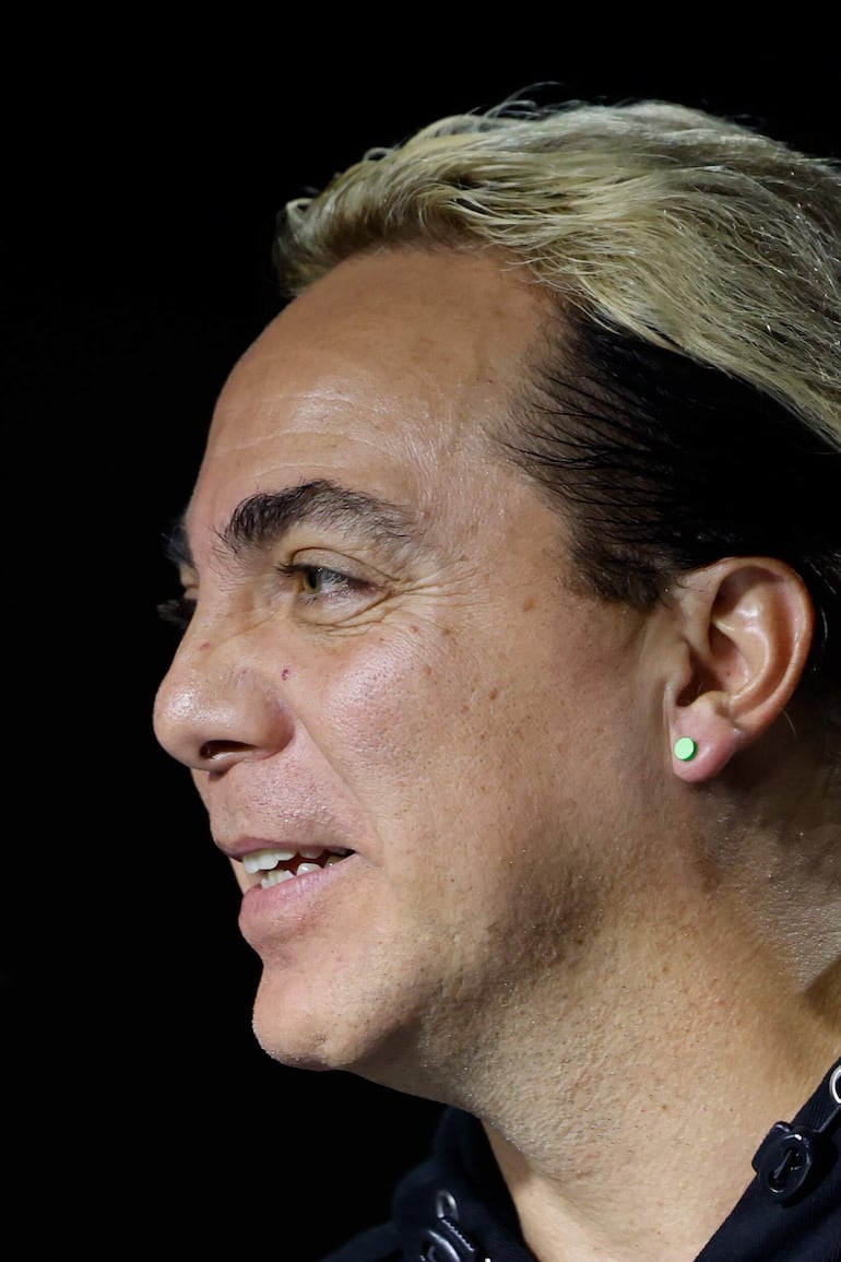 El cantante mexicano Cristian Castro demostró que nunca es tarde para seguir estudiando. (EFE/ Sáshenka Gutiérrez)