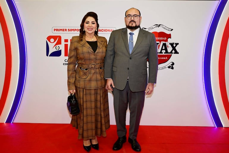 La Dra. Elvira Peralta de Quiñónez y el Prof. Dr. Hernando Javier Quiñónez Sarabia lideran conjuntamente la UMAX.