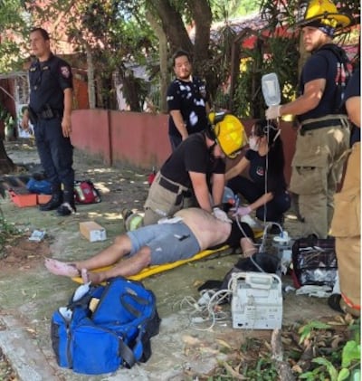 Bomberos y paramédicos intentaron por varios minutos reanimar a la víctima.