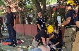 Bomberos y paramédicos intentaron por varios minutos reanimar a la víctima.