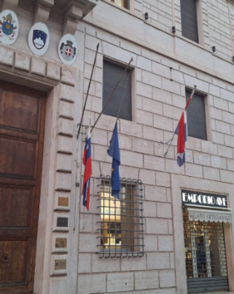 Embajada paraguaya en Roma con banderas a media asta por la muerte del Papa.
