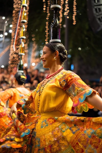 Bailes folclóricos y danzas típicas pusieron color y emoción a cada momento.