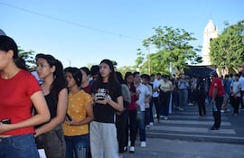 Jóvenes esperanzados por acceder a una beca, en Paraguarí.