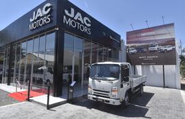 JAC Motors inauguró su nueva sede sobre Avda. Madame Lynch.