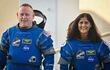 Los astronautas de la NASA, Butch Wilmore (i) y Suni Williams (d).