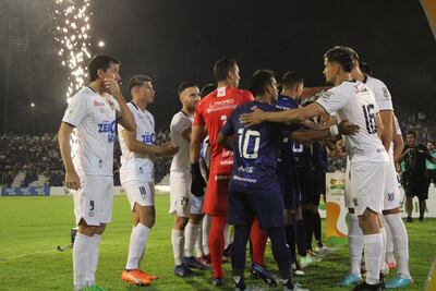 Los jugadores del 2 de Mayo rinden homenaje al campeón Sol de América con el famoso “pasillo”. (Foto: APF)