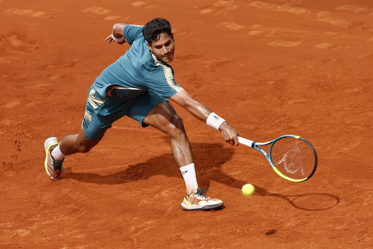 El tenista paraguayo Adolfo Daniel Vallejo durante el partido frente al italiano Flavio Cobolli en los dieciseisavos de final del Madrid Open en la Caja Mágica, en Madrid, España. 
