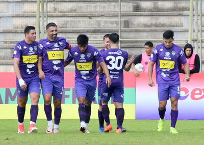 El capitán y goleador Santiago Gabriel Salcedo festeja una de sus conquistas con sus compañeros, en el estadio Villa Alegre de Encarnación.