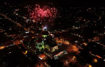 La serenata y el momento de los fuegos artificiales hicieron evidente que este año, la afluencia de gente fue mucho mayor.