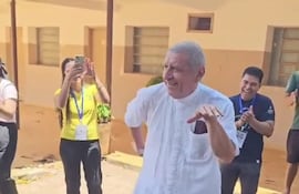 Monseñor Valenzuela Alegre se unió a los jóvenes en un baile lleno de entusiasmo y alegría.