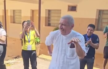 Monseñor Valenzuela Alegre se unió a los jóvenes en un baile lleno de entusiasmo y alegría.