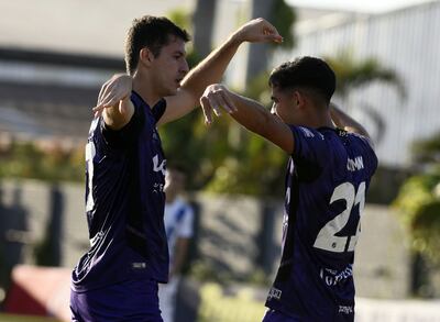 El atacante Nicolás Morínigo (24 años) festeja el tanto que le dio el triunfo a Tacuary, en compañía de, Orlando Colmán (22 años).