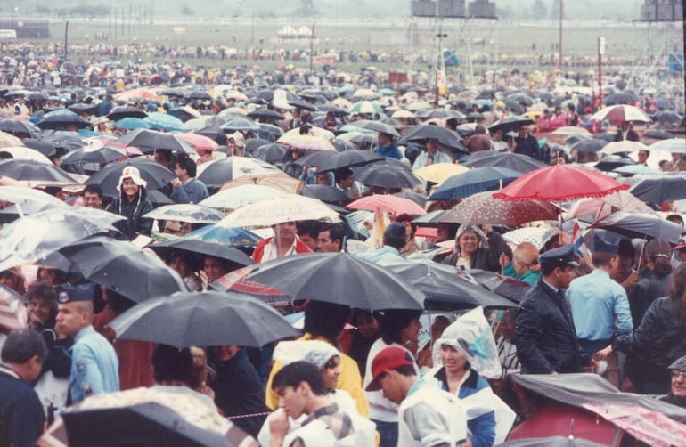 Un mar de fieles participó aquel 16 de mayo de 1988 de su primera misa en Paraguay.
