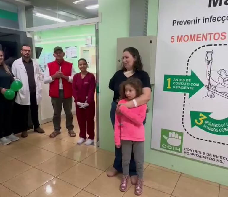 Nathalia Noemi Chavez, abrazada de su hija, dio un emotivo mensaje al personal de blanco que la atendió en Brasil.