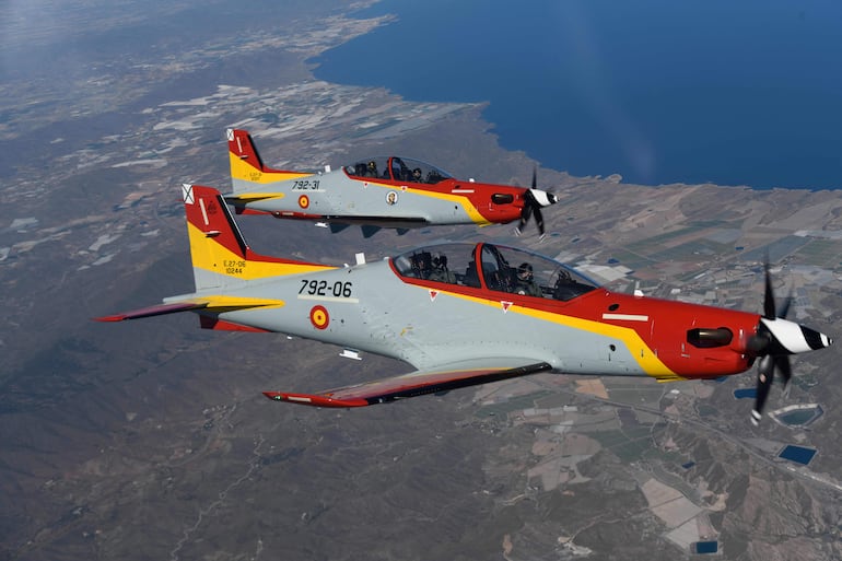 La princesa Leonor junto a su padre, el rey Felipe VI, pilotando cada uno un Pilatus PC-21 durante un vuelo de entrenamiento militar como parte de la formación militar de la princesa Leonor en la Academia General del Aire y el Espacio en San Javier. (Casa de S.M. el Rey / AFP)