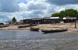 Comunidad de María Elena, en el distrito de Fuerte Olimpo, donde viven las últimas 87 familias de los tomarahos de nuestro país.