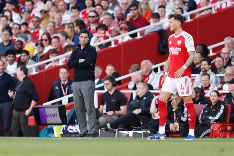 El entrenador del Arsenal, Mikel Arteta, observa durante el partido de la English Premier League entre el Arsenal FC y el Newcastle United, en Londres, Gran Bretaña.