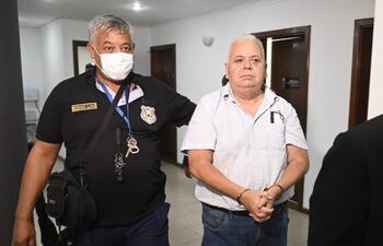 Esposado, el exdiputado colorado Juan Carlos Ozorio, uno de los acusados en el caso A Ultranza.