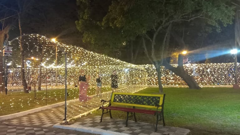 En las plazas fueron colocados túneles de luces.
