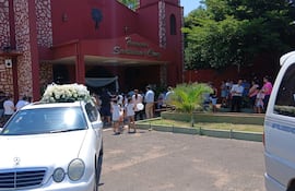 Despiden a Tobías en un emotivo responso con globos y flores blancas.