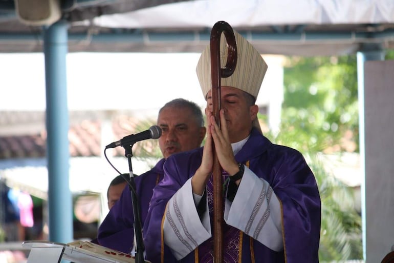 Mons. Gabriel Escobar, durante una misa en la Basílica de la Virgen de Caacupé. Archivo ABC.