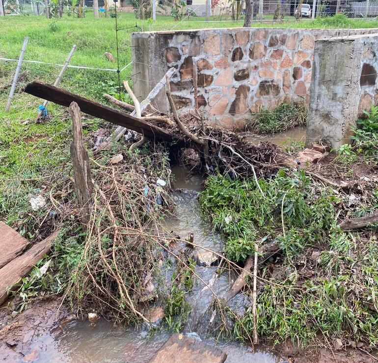 Las construcciones realizadas en su inmueble afectaron un cauce hídrico y afectaron a inmuebles colindantes.