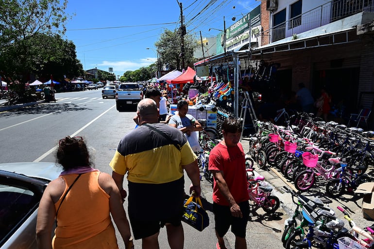 Comerciantes esperan que este lunes aumente la cantidad de compradores.